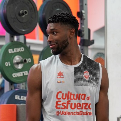 El Valencia de Mumbrú empieza a probarse ante Gran Canaria a puerta cerrada