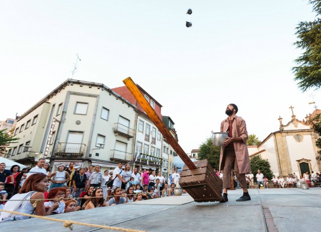 Espai Inestable  inaugura temporada convertint la plaça Nàpols i Sicília en un circ 