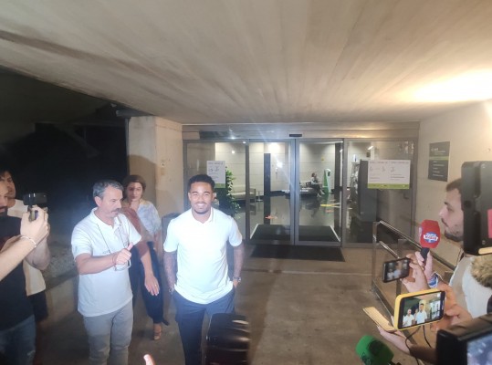 El Valencia inscribe a Justin Kluivert en LaLiga y cierra su plantilla