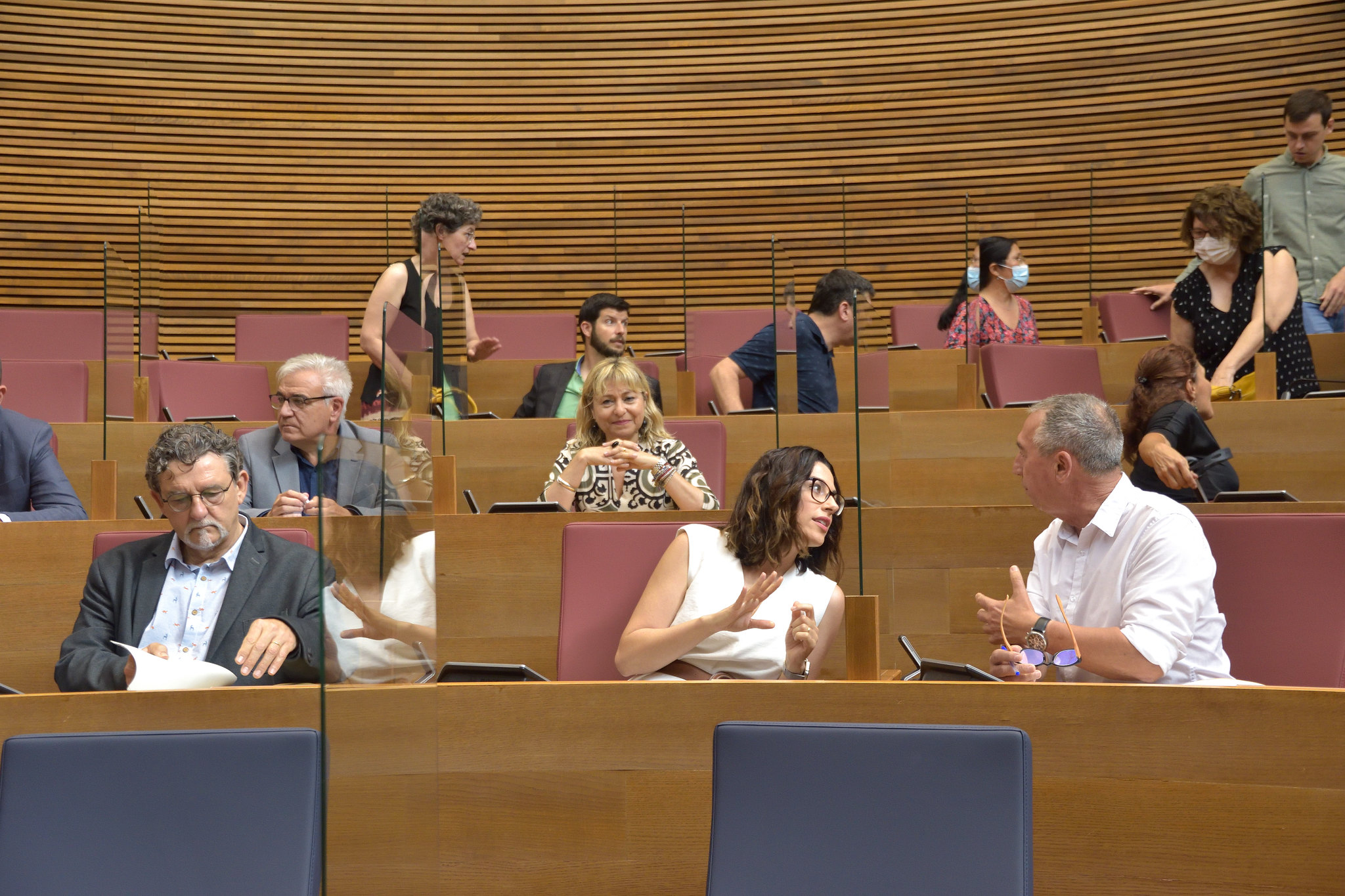 Aitana Mas y Joan Baldoví, junto a parte del grupo parlamentario de Compromís. Foto: CORTS/INMA CABALLER - 