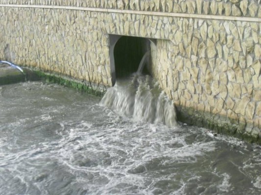 Los vecinos de Gran Vía Sur critican la persistencia de vertidos en el litoral de Alicante