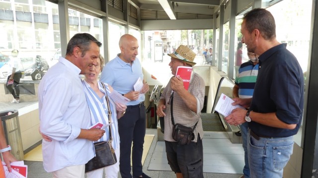 Camisas remangadas, paneles publicitarios y viejas reivindicaciones: la vuelta al cole en Elche ya huele a elecciones