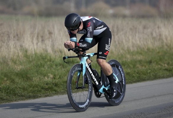 Kaden Groves se lleva el esprint en Cabo de Gata, Evenepoel sigue líder
