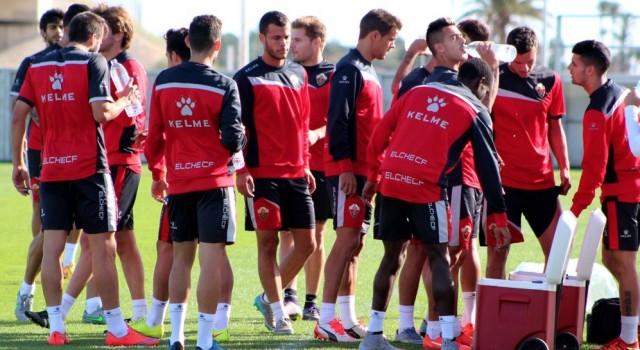 El Elche regresa a los entrenamientos con el alta de Armando