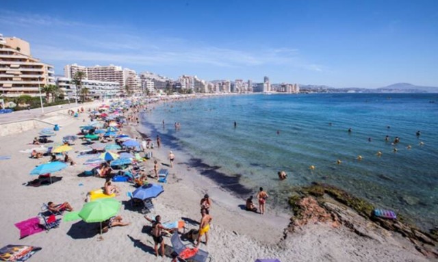 Calp cierra la playa de la Fossa tras hallar elementos contaminantes



