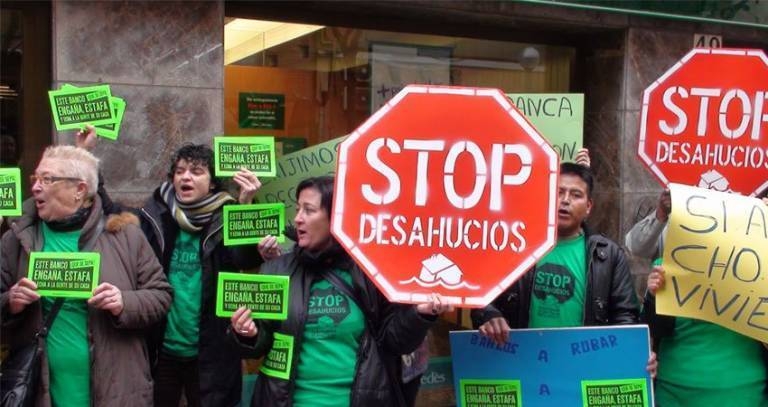 Vivienda negocia con la Sareb para evitar el desahucio de 30 personas en la Font d'en Carròs 