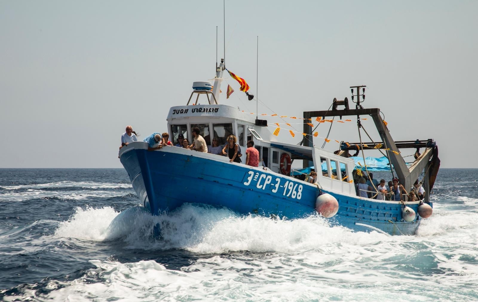 Algunos hombres con la piel quemada y una red de pesca