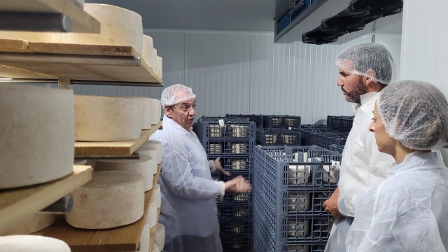 Un queso de Moratalla suma valor añadido con la certificación ecológica y la producción propia de leche
