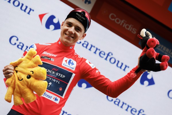 Evenepoel refuerza el maillot rojo tras volar en la crono entre Elche y Alicante