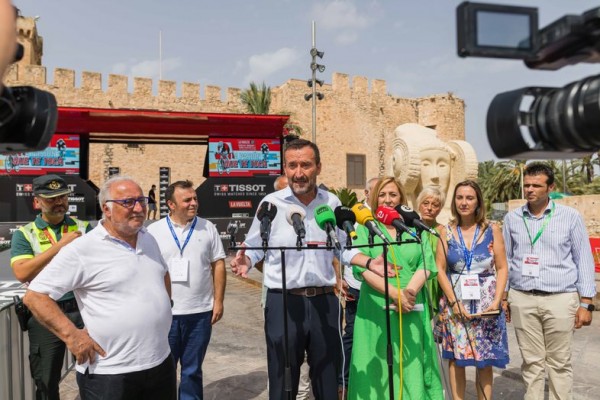 Elche reivindica el retorno de la Dama durante la salida de la contrarreloj de la Vuelta