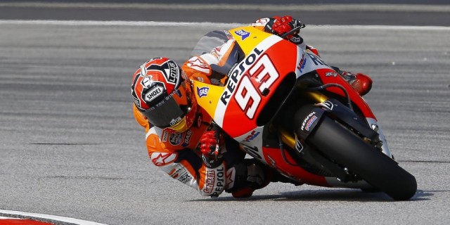 Márquez lidera los entrenamientos en Cheste pese a sufrir una leve caída