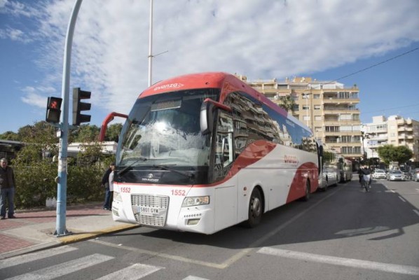 El alcalde de Callosa critica la supresión de 13 líneas de bus entre la Vega Baja, Elche y Alicante