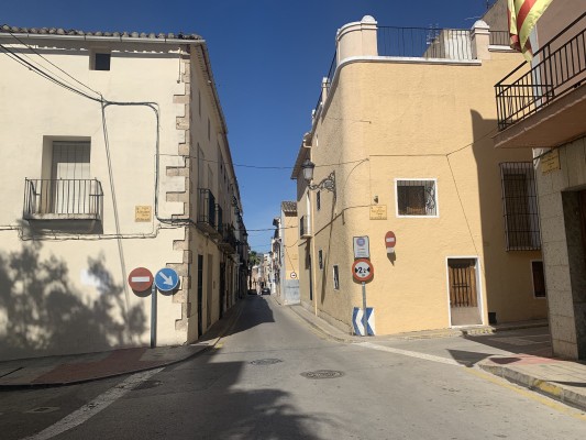 La oposición de Teulada acusa al Ayuntamiento de habilitar la zona azul cuando la “la sociedad está ahogada por la situación económica”