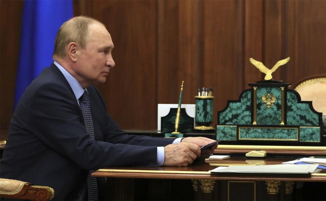 Putin amplía la estancia de ucranianos llegados a  Rusia y elimina las restricciones de trabajo