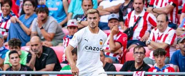 Toni Lato apunta al lateral izquierdo ante las molestias de Jesús Vázquez