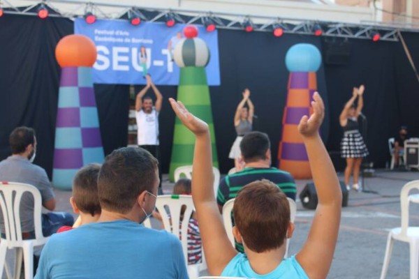 El festival d'arts escèniques Seu-te! torna per tercer any als carrers de Borriana