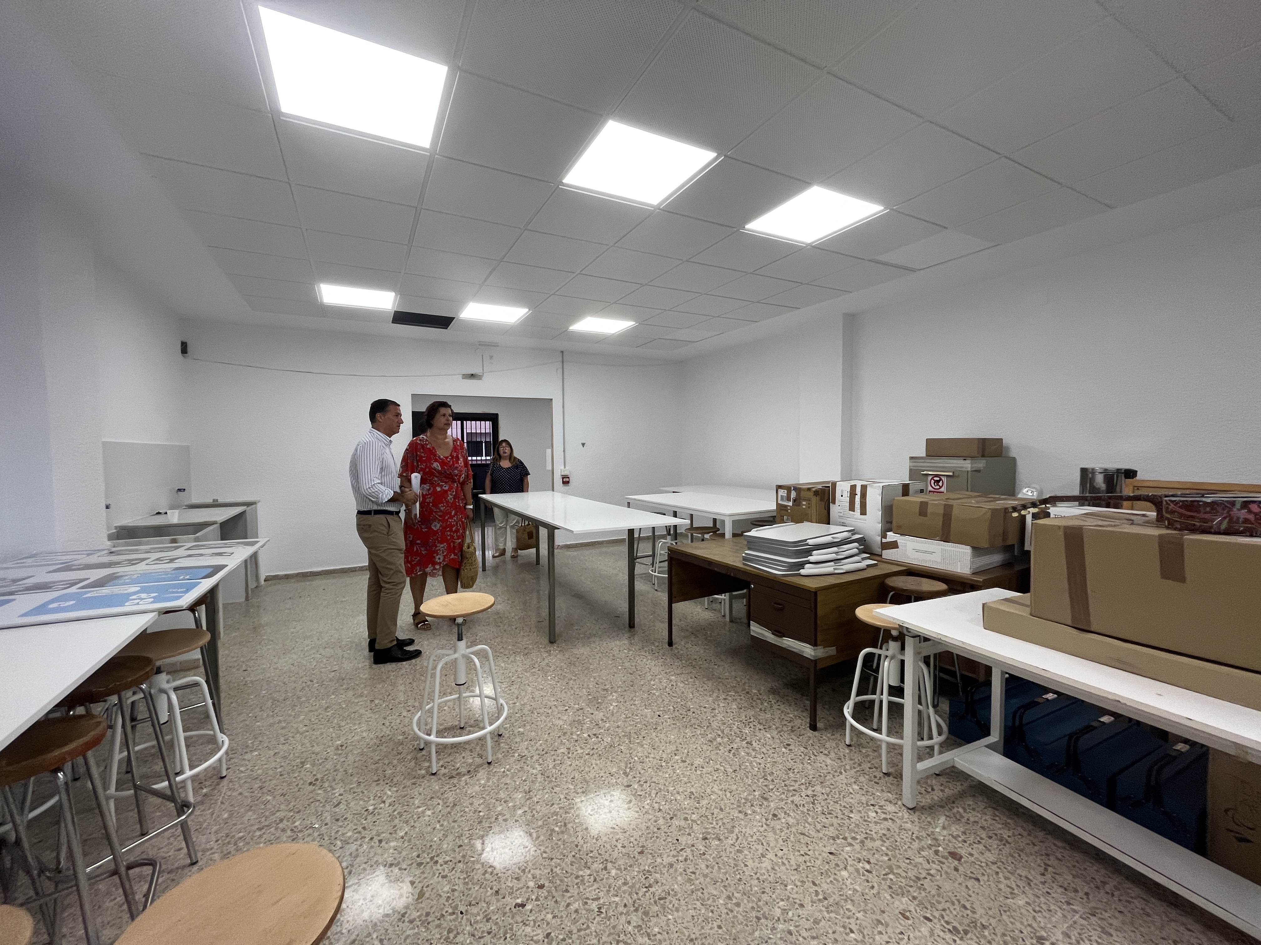 Puerta destaca el avance de las obras de las aulas provisionales del edificio central de Penyeta Roja