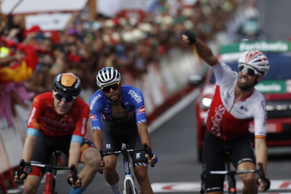 Jesús Herrada el más astuto en Cistierna; Evenepoel mantiene la roja

