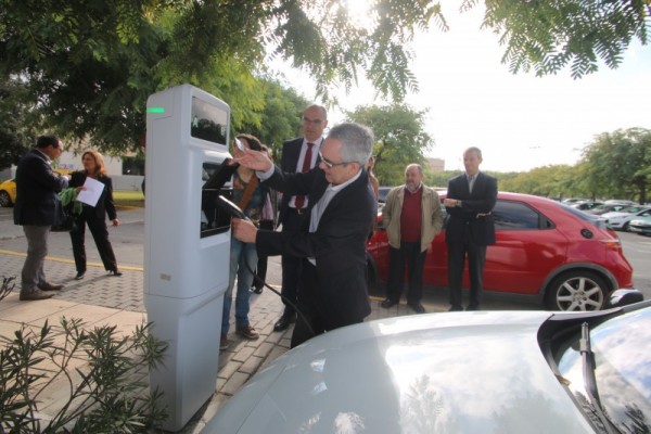Alicante apuesta por el coche eléctrico con el primer punto de recarga gratis en la vía pública 