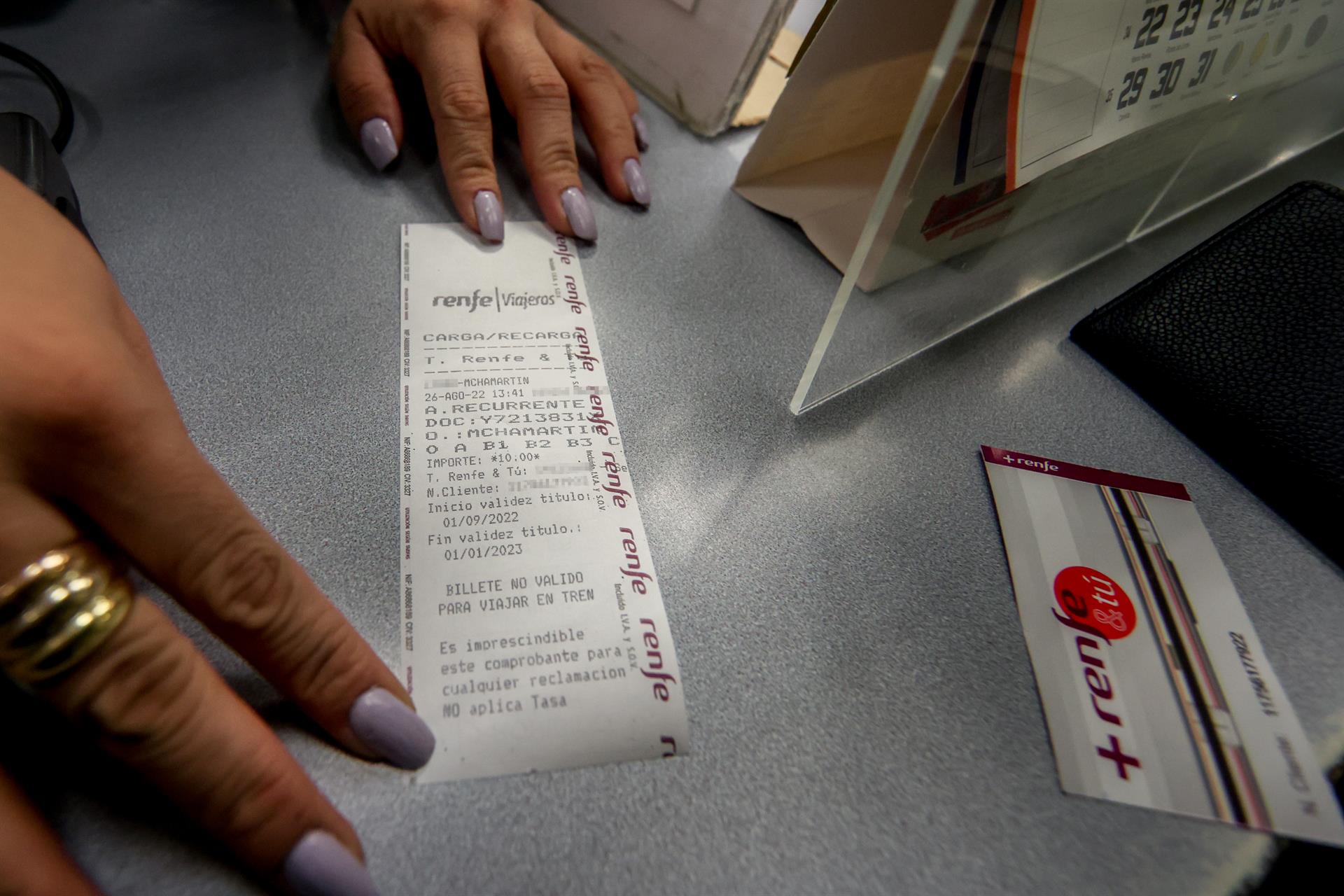 Más de 14.000 viajeros adquieren en València y Castelló los abonos gratis de Renfe en las primeras 48 horas