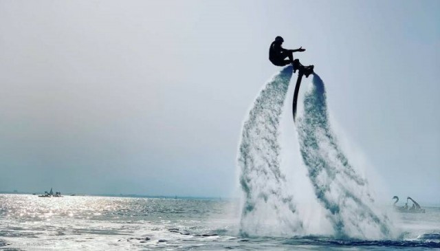 Las nuevas actividades de ocio que se asientan en el Mar Menor: desde las bicis de agua al flyboard