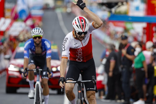 Jesús Herrada se impone en Cistierna y Evenepoel sigue líder
