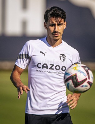 Almeida: “Venir al Valencia es el paso ideal en mi carrera”
