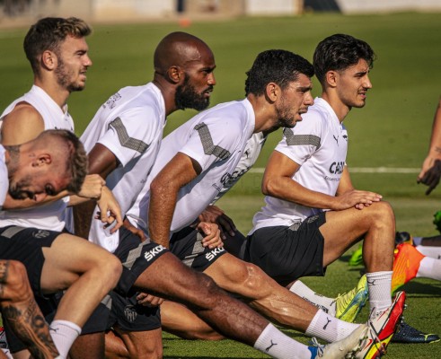 El Valencia inscribe en la Liga a Özkacar, que podría debutar ante Atlético
