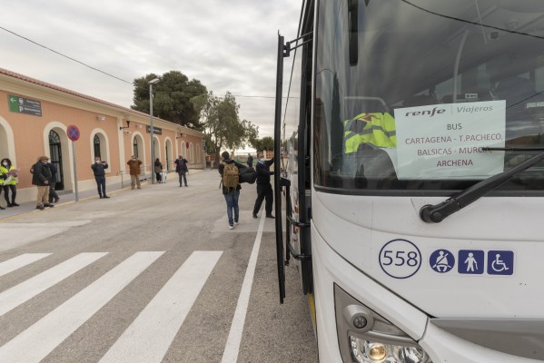 Renfe acaba con el transbordo en Archena: pone autobuses para viajar hacia Albacete y tomar el AVE