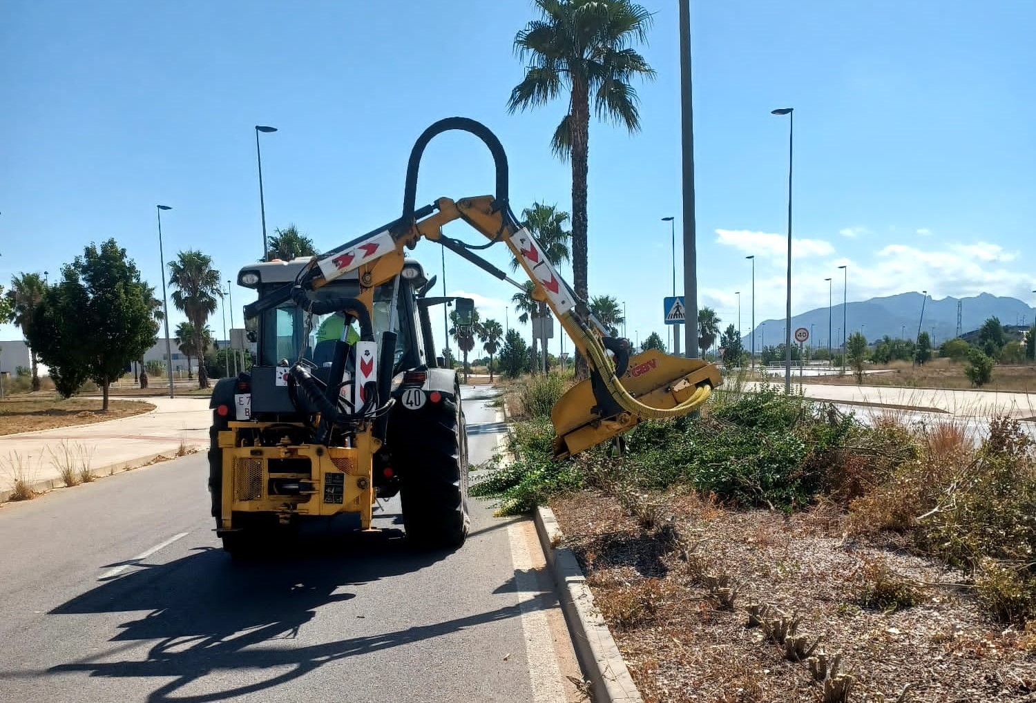 Alzira mejora las zonas verdes de sus polígonos industriales