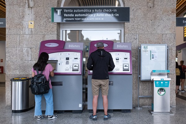 Más de 9.000 usuarios de los Cercanías València-Castelló se hacen con el bono gratuito el primer día