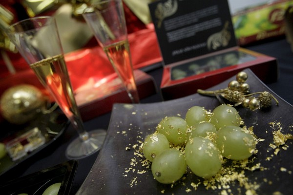 Expertos alertan del peligro de ahogamiento que supone dar uvas enteras a los niños