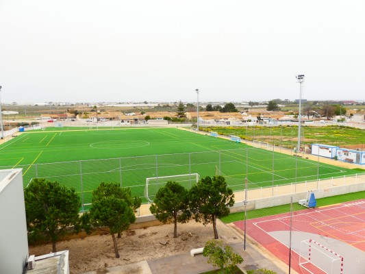 Los vestuarios y las gradas del campo de fútbol de la UMU en San Javier siguen sin tener constructor