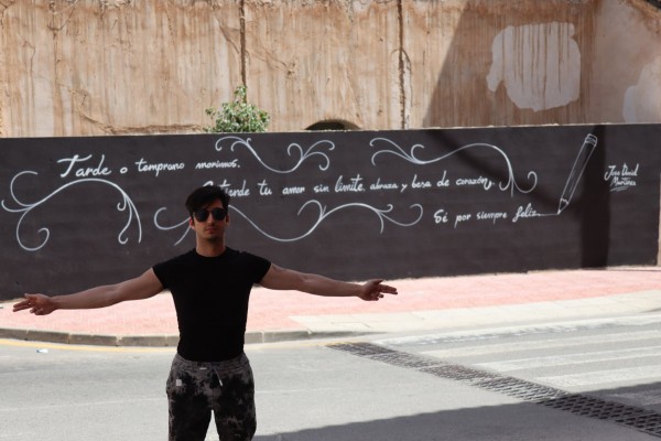El profesor rockero que pasea a Mazarrón por el mundo con su música y cuyos versos han tomado forma de mural