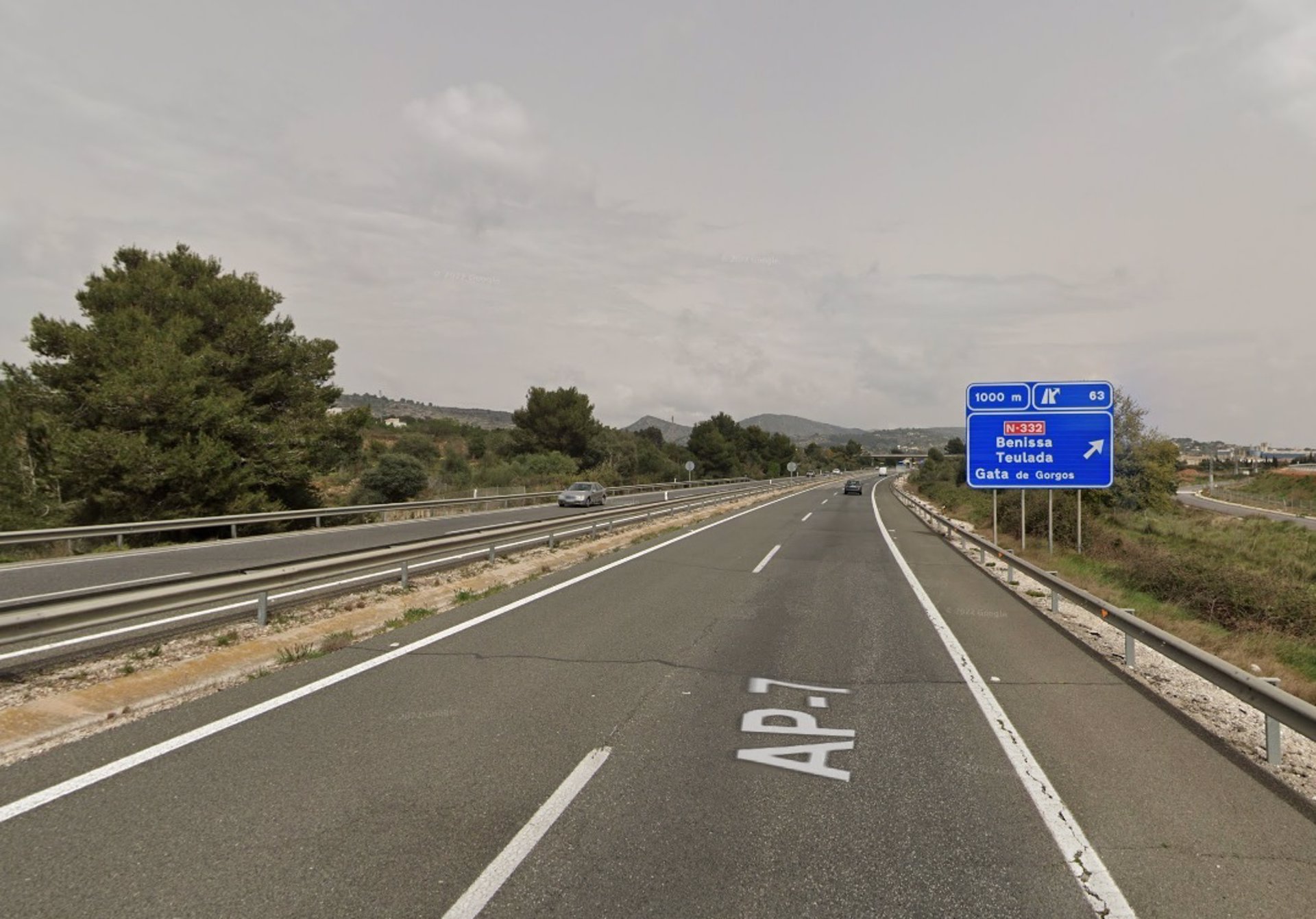 Un incendio en Benissa genera una densa columna de humo y obliga a cortar la AP-7