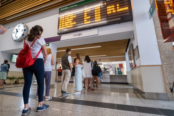 Los abonos ferroviarios gratuitos se expenden a un ritmo de 85 por minuto el primer día
