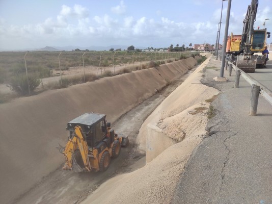 Los Alcázares limpia canales y redes pluviales para minimizar daños ante episodios de fuertes lluvias 
