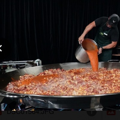 El murciano Miguel Maestre cocina la paella más grande que se ha visto en Australia 