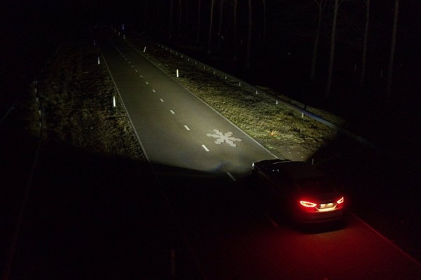 Ford prueba una tecnología de faros que ayuda a los conductores a mantener la vista en la carretera