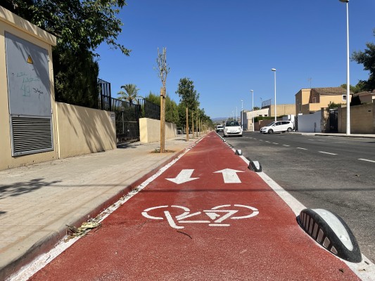 El nuevo carril bici de la avenida Germanías en l'Eliana ya está en servicio