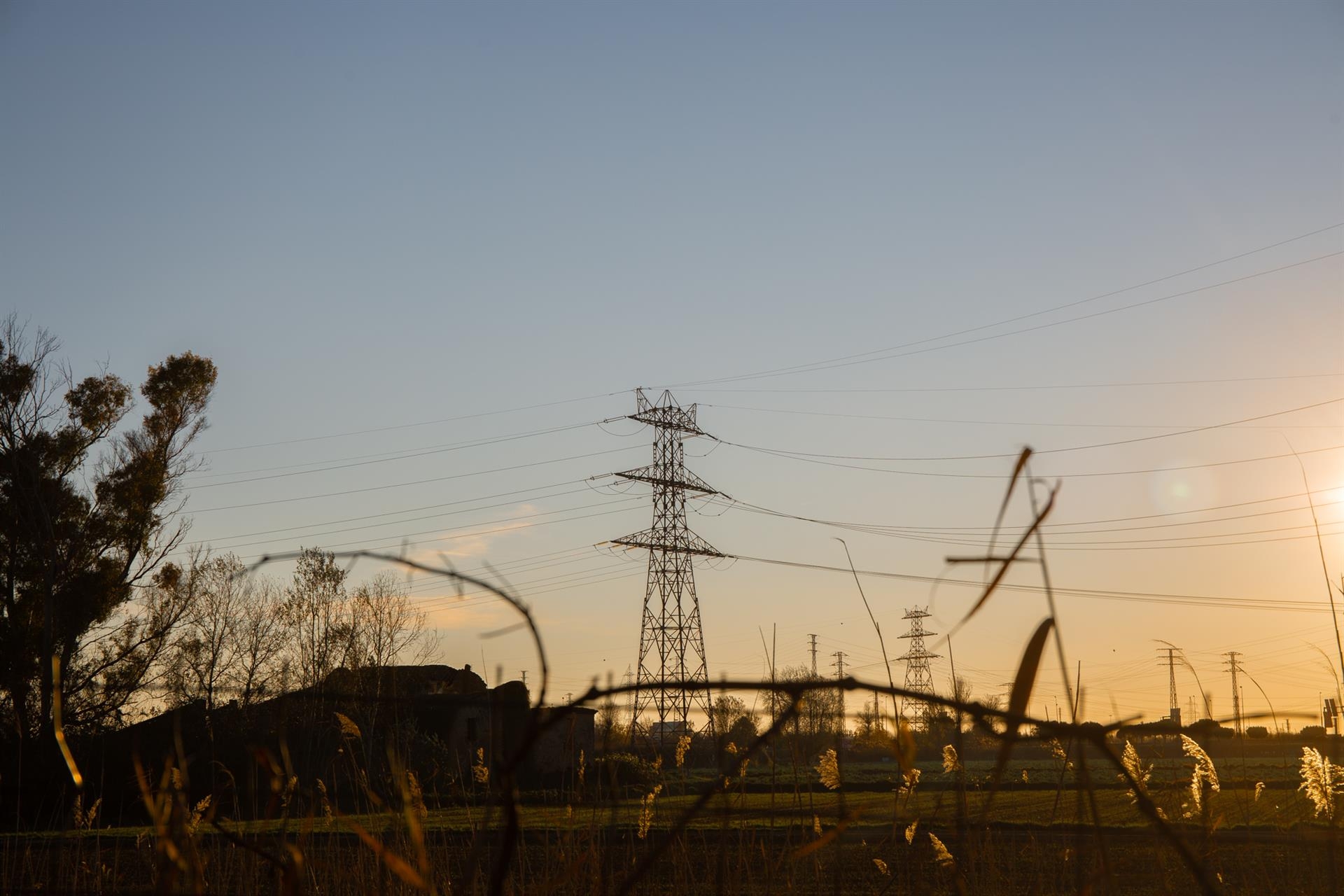 El precio de la luz escala este miércoles a un nuevo máximo desde la 'excepción ibérica', con 436,25 euros/MWh