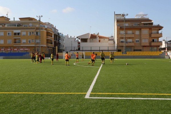 La Diputación destina 2,3 millones a renovar los campos de césped artificial de 13 municipios