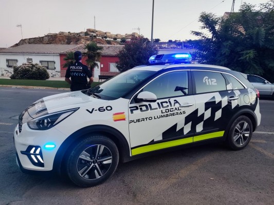 Dos agentes salvan la vida a una mujer que se había atragantado en Puerto Lumbreras