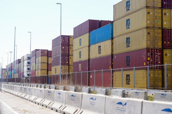 El Puerto de Valencia paga la congestión de julio con el desvío del 20% del tránsito de contenedores