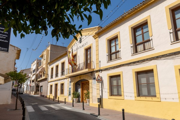 L'Alfàs reparte bonos de hasta 100 euros a residentes para comprar en comercios locales