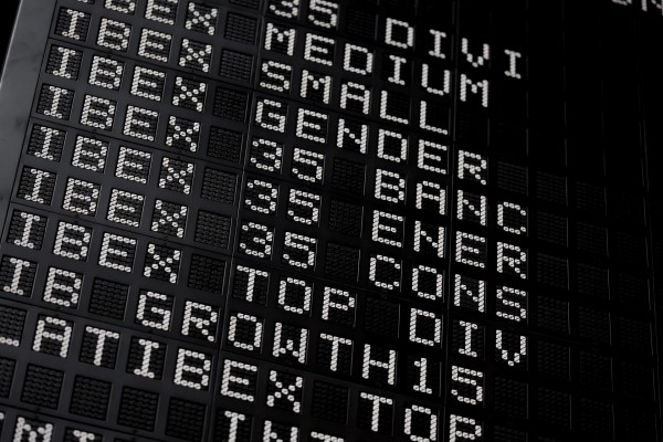  El Ibex 35 retrocede un 1% en la media sesión y se aleja de los 8.300 puntos
