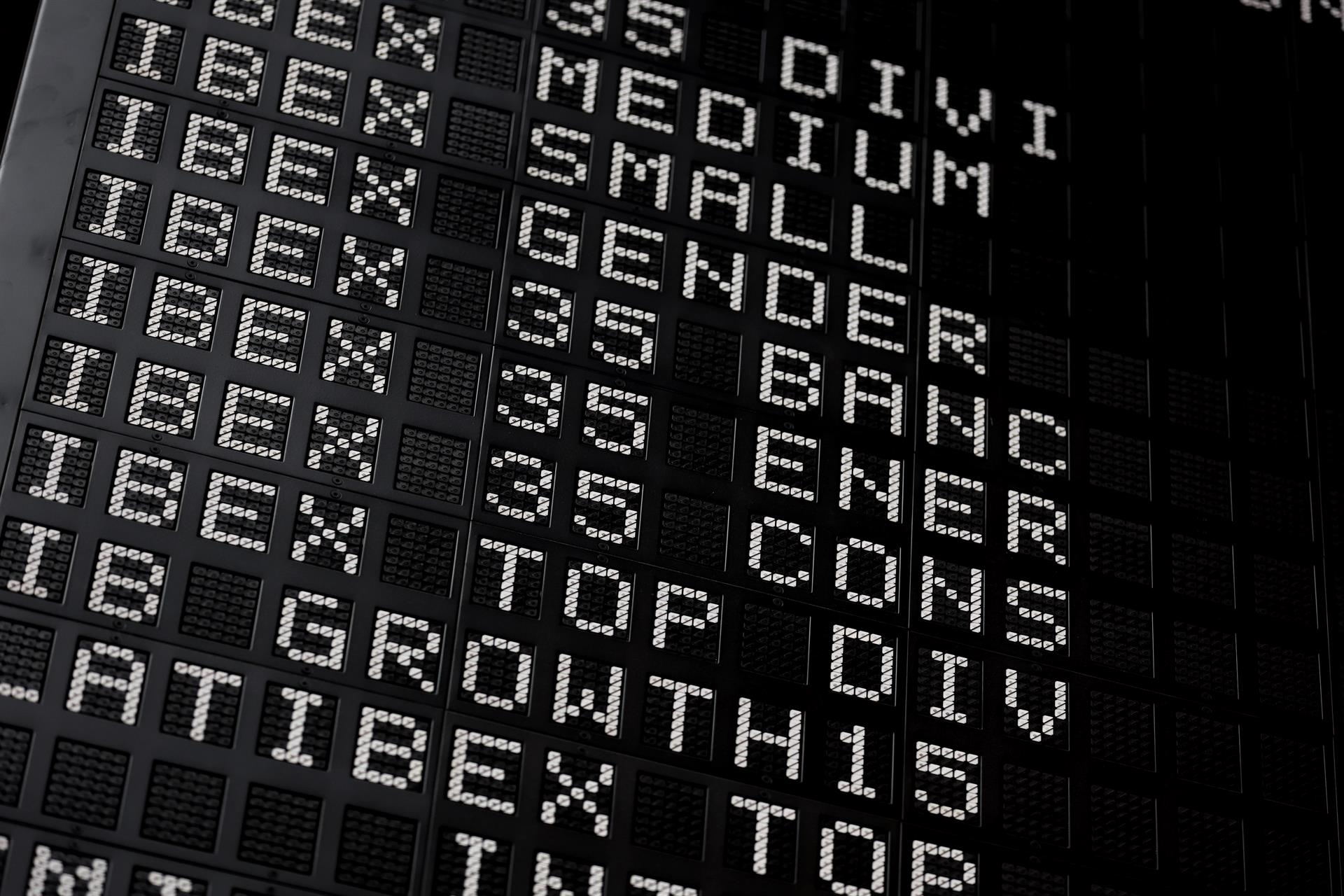  El Ibex 35 retrocede un 1% en la media sesión y se aleja de los 8.300 puntos
