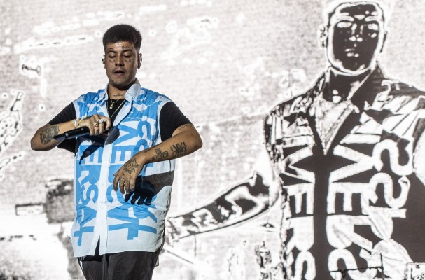 Duki 'frontea' en el Boombastic de Benidorm con sus 