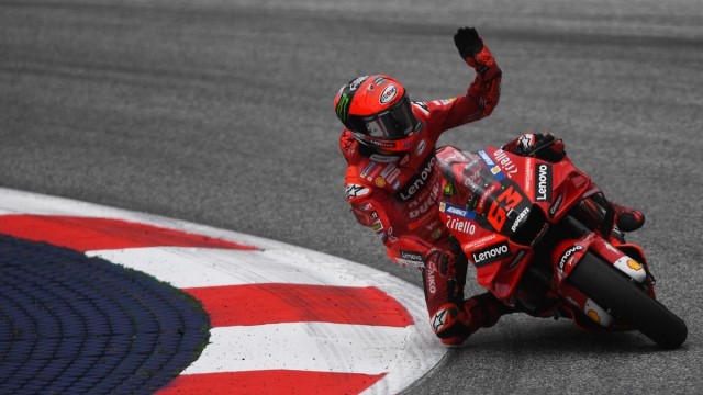 Bagnaia suma la tercera consecutiva y Quartararo se defiende en 'plan campeón'
