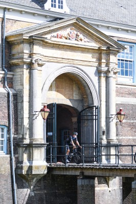 El pelotón de la Vuelta ofrece una insólita imagen cruzando la catedral de Breda